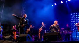 Luis y Eduardo Miño Naranjo cantando en un concierto el 25 de junio del 2022.