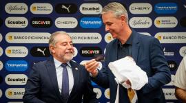 Tiago Nunes (derecha), entrenador brasileño de amplia trayectoria, es el nuevo director técnico de la 'U'. A su izquierda, el presidente del cuadro universitario, Isaac Álvarez.