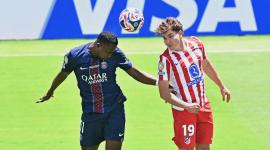 William Pacho disputando el balón con Julián Álvarez en su debut en el Mundial de Clubes este domingo 15 de junio del 2025.