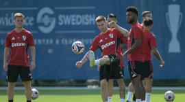 Franco Mastantuono, volante ofensivo de River Plate, controla el esférico en un entrenamiento. A su lado, el delantero colombiano Miguel Borja.