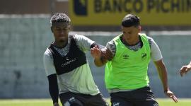 Mauro Díaz (derecha), de Universidad Católica, durante un entrenamiento del equipo 'camaratta' en el complejo deportivo de La Armenia.