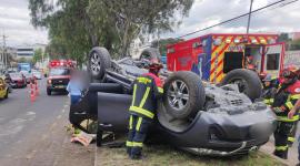 Un vehículo volcado en Pomasqui este sábado 21 de junio del 2025 en Quito.