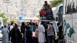 Ciudadanos pakistaníes que residían en Irán llegan con sus pertenencias a Quetta el 22 de junio de 2025, en medio del conflicto entre Irán e Israel.