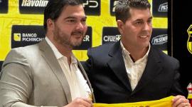 El presidente de Barcelona, Antonio Álvarez, entregó la camiseta al nuevo técnico, Ismael Rescalvo. El DT alabó la plantilla de BSC  y dijo que el objetivo es lograr la corona nacional.