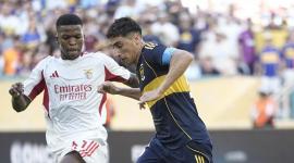 Miguel Merentiel, delantero uruguayo de Boca Juniors, traslada el balón ante la marca de un jugador de Benfica. El ariete es la esperanza de gol de los 'xeneizes' en el partido del 24 de junio.