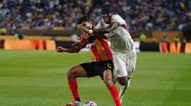 Reece James de Chelsea (derecha) intenta arrebatar el balón a Mohamed Benali (izquierda), de Espérance, durante el partido jugado el 24 de junio en Filadelfia.