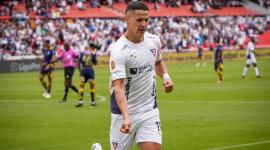 El delantero paraguayo Álex Arce festejando un gol con la camiseta de Liga de Quito,