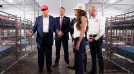 El presidente de los Estados Unidos, Donal Trump, y a la secretaria de Seguridad Nacional, Kristi Noem visitaron el centro de detención para migrantes 'Alligator Alcatraz'.