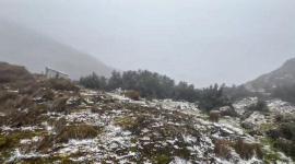 Una capa de nieve cubrió el Parque Nacional Cajas la mañana del jueves 3 de julio del 2025.