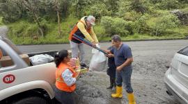 La Secretaría de Gestión de Riesgos gestiona la entrega de kits de asistencia y viveres a los afectados por las lluvias en Ecuador