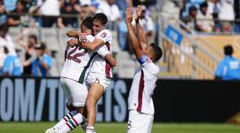 Juan Freytes (izquierda), Facundo Bernal (centro) y Martinelli de Fluminense, celebran la victoria del cuadro carioca ante Inter de Milan, en los octavos de final del Mundial de Clubes.