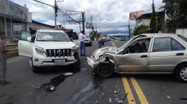 El choque forntal entre dos vehículos se registró este viernes 4 de julio del 2025 en Cumbayá.