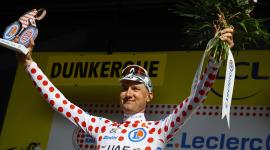 El ciclista belga Tim Wellens del UAE Team Emirates celebra en el podio su maillot de lunares durante la tercera etapa del Tour de Francia, un recorrido de 178,3 km desde Valenciennes hasta Dunkerque, Francia, el 7 de julio de 2025.
