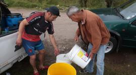 Moradores del barrio San Martin, uno de los sectores afectados en el sur de Quito por el desabastecimiento del líquido vital, buscan agua potable.