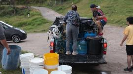 Moradores del barrio San Martin, uno de los sectores afectados en el sur de Quito por el desabastecimiento del líquido vital, consiguen agua para cubrir sus necesidades.