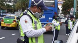 Agentes de tránsito realizan operativos de control de documentos a conductores en Quito.
