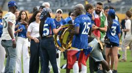 Moisés Caicedo (25) celebra con su familia, luego de conseguir el Mundial de Clubes con Chelsea. El cuadro 'blue' venció  a París Saint Germain, en la gran final.