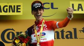 El ciclista neerlandés Thymen Arensman del equipo INEOS Grenadiers celebra en el podio tras ganar la 19ª etapa del Tour de Francia.