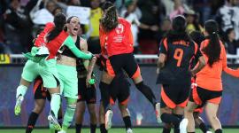 Las jugadoras de Colombia celebran al ganar la serie de penaltis este lunes, en un partido de las semifinales de la Copa América Femenina entre Argentina y Colombia en el estadio Rodrigo Paz Delgado en Quito.