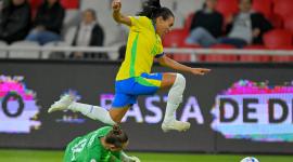 Marta, la crack brasileña, elude a la golera uruguaya Miranda, durante el partido de semifinal de la Copa América femenina, en el estadio Rodrigo Paz Delgado.