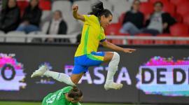 Marta, la crack brasileña, elude a la golera uruguaya Miranda, durante el partido de semifinal de la Copa América femenina, en el estadio Rodrigo Paz Delgado.
