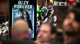 Fanáticos de Ozzy Osbourne llenaron las calles de Birmingham, Reino Unido, para su último adiós.