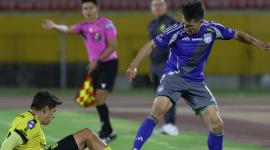 Juan Pablo Ruiz, de Emelec, enfrenta la marca de un adversario de Miguel Iturralde, durante el partido jugado en el estadio Olímpico Atahualpa