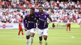 Alejandro Cabeza (izquierda) y Leonel Quiñónez, de Liga de Quito, celebran uno de los goles de la  victoria de la 'U'