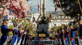 Autoridades entregan ofrendas florales en la Plaza de la Independencia, en el centro histórico de Quito.