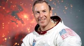 Comandante de la misión Apolo 13, Jim Lovell con su uniforme de la NASA.