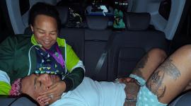 Michael Morales y su madre Katty Morales en el auto que el deportista ecuatoriano le regaló. 10 de agosto del 2025