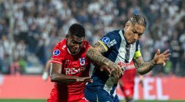 Paolo Guerrero, de Alianza Lima, protege el esférico ante la marca de Carlos Medina, defensa de Universidad Católica, durante el partido jugado en la noche del miércoles 13 de agosto.
