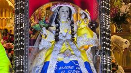 El atuendo que lució la Virgen de El Cisne en el primer día de su romería..