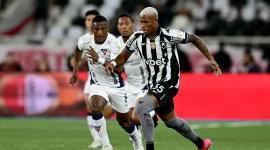 Carlos Gruezo,  volante de Liga de Quito, persigue a Danilo de Botafogo, durante el compromiso de ida de los octavos  de final de la Copa Libertadores de América.