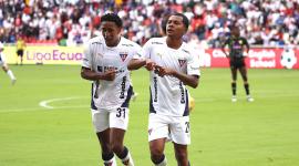 Daniel de la Cruz y Bryan Ramírez, jugadores de Liga de Quito, celebran la anotación de los universitarios, en el partido ante el Manta, jugado el domingo 17 de agosto del 2025.