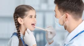 Foto referencial de un médico atendiendo a una niña paciente. Los chequeos médicos escolares son claves antes del regreso de niños y adolescentes a sus centros de formación.