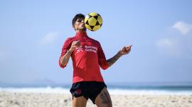 Piero Hincapié domina el balón durante un entrenamiento de pretemporada con el Bayer Leverkusen.