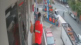 Dos hombres ingresaron a una gasolinera y se llevaron más de 20 000 dólares en efectivo.