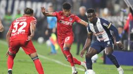 Eryc Castillo (derecha), ofensivo ecuatoriano de Alianza Lima, controla el balón ante la marca de Daykol Romero (derecha) y Mauricio Alonso, durante el compromiso de ida de la Copa.