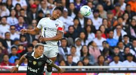 José Quintero, defensa de Liga de Quito, se anticipa a la marca de un jugador de Botafogo, en el partido del 21 de agosto del 2021.