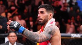 Ilia Topuria nació en Georgia, pero se crió en Alicante, España. Es el mejor peleador de la compañía UFC de artes marciales mixtas.