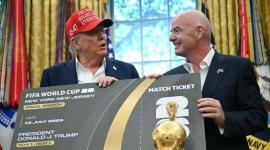 Donald Trump (izquierda) junto  a Giani Infantino, titular de la FIFA, durante el anuncio realizado en la oficina Oval de la Casa Blanca, el 22 de agosto del 2025.