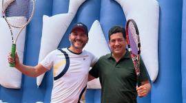 Christian Norris y Milton Pérez se abrazan luego del partido jugado, el sábado 23 de agosto del 2025, en el club de Tenis Buena Vista. El juego tuvo un fin benéfico.