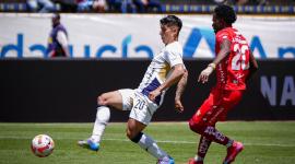 Fernando Cornejo, de Liga de Quito, controla el balón ante la marca de Jawer Guisamano  de El Nacional, en el partido del domingo 24 de agosto del 2025.