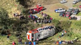 El bus accidentado se volcó y terminó en el fondo de una hondonada en Colta, Chimborazo