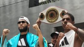 Diego Quiñónez y Almat Jumanov en el careo final previo a su combate.