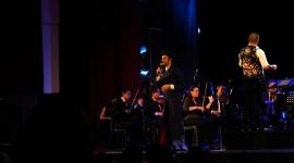Brian Tolenti imitando a Cerati en sinfónca en el Teatro San Gabriel en Quito.