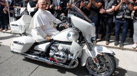 Fotografía tomada y publicada por la oficina de prensa del Vaticano, .que muestra al Papa León XIV posando en una motocicleta BMW R18.
