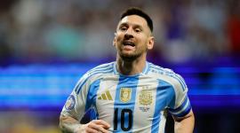 Lionel Messi jugando un partido con la selección Argentina.