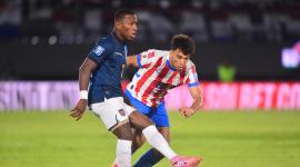 Perbis Estupiñán, de Ecuador, controla el esférico ante la marca de Diego Gómez, volante de Paraguay, en el partido jugado en Asunción, el 4 de septiembre del 2025.